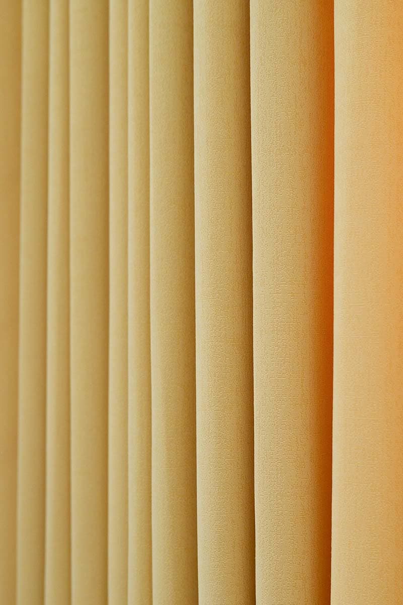 Double-pleated curtains with structured folds